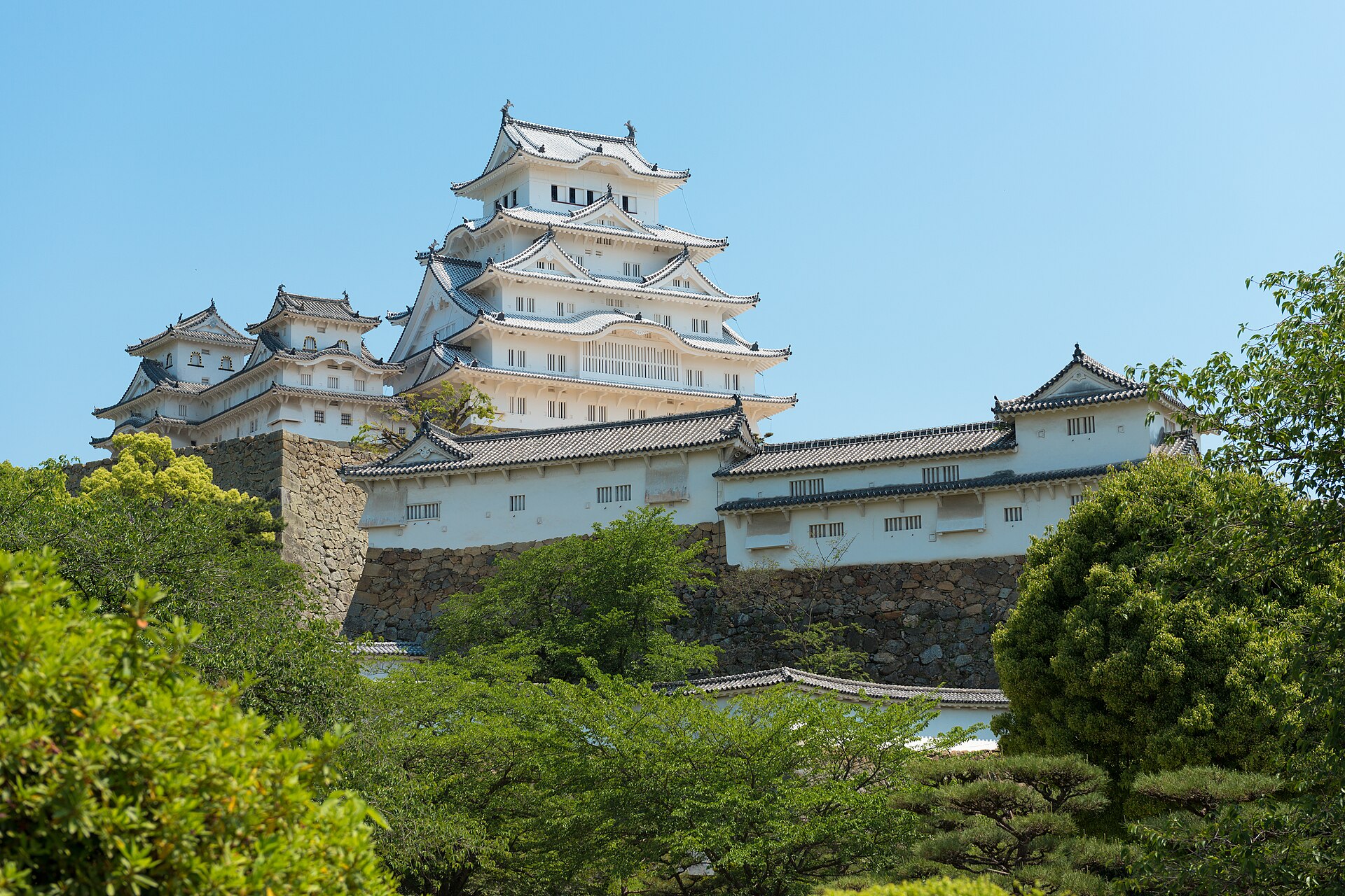 Himeji Castle Guide: White Walls, Hidden Paths, and Samurai History